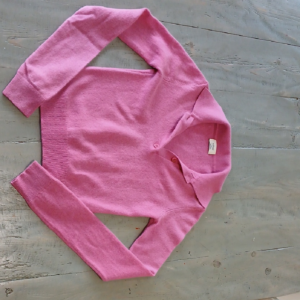 Wilfred V-Neck Sweater in Soft Pink Cashmere
